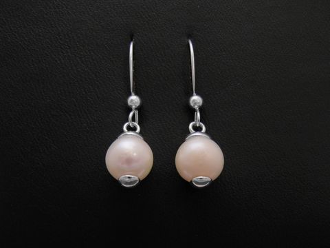Ohrhänger aus Sterling Silber mit 9,3 mm Süßwasser-Perlen, elegant und zeitlos, hergestellt von Juwelier Harnisch, ideal für jeden Anlass.