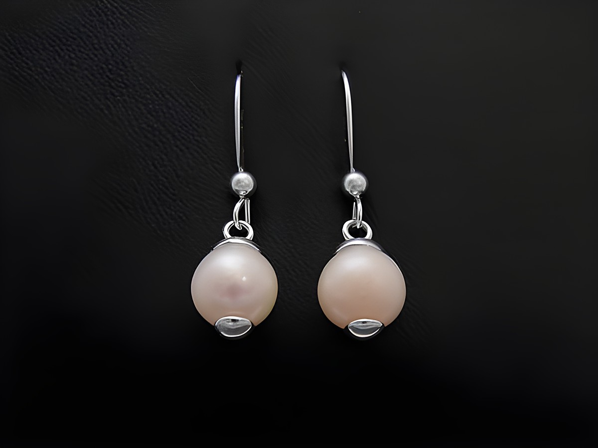 Ohrhänger aus Sterling Silber mit 9,3 mm Süßwasser-Perlen, elegant und zeitlos, hergestellt von Juwelier Harnisch, ideal für jeden Anlass.