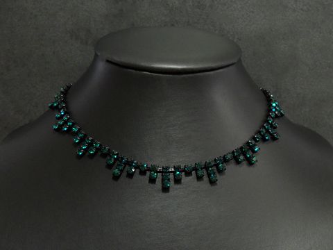Strass Kette in edel smaragdgrün, 41-45 cm, schwarze Fassung. Hochwertige Verarbeitung, schickes Design von Juwelier Harnisch. Ideal für besondere Anlässe.