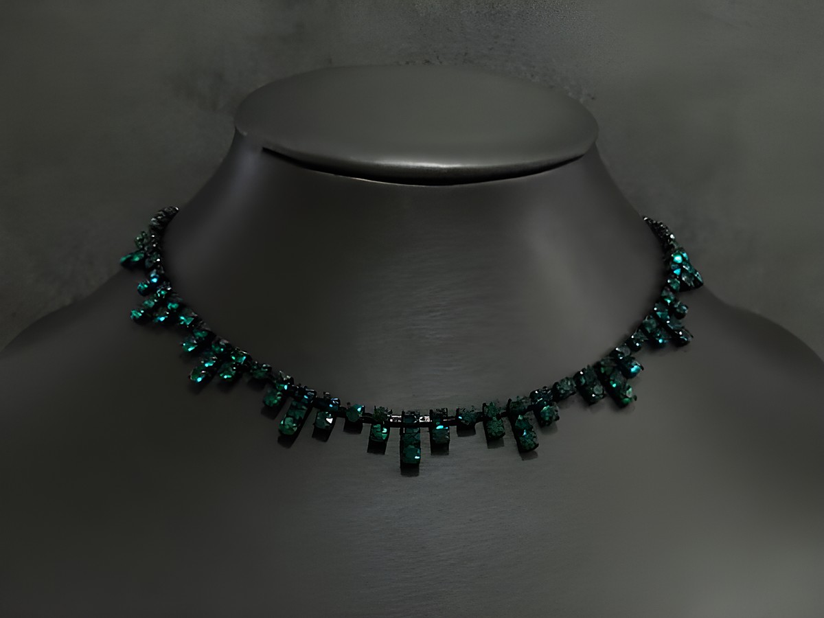 Strass Kette in edel smaragdgrün, 41-45 cm, schwarze Fassung. Hochwertige Verarbeitung, schickes Design von Juwelier Harnisch. Ideal für besondere Anlässe.