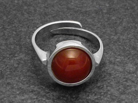 Silberring Rho rund, Größe verstellbar, mit rotem Karneol, hergestellt von Juwelier Harnisch, Stein rhodiniert, schlicht und elegant designt.