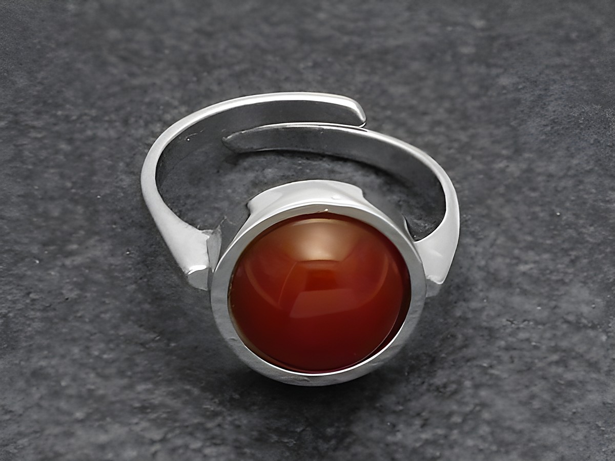 Silberring Rho rund, Größe verstellbar, mit rotem Karneol, hergestellt von Juwelier Harnisch, Stein rhodiniert, schlicht und elegant designt.