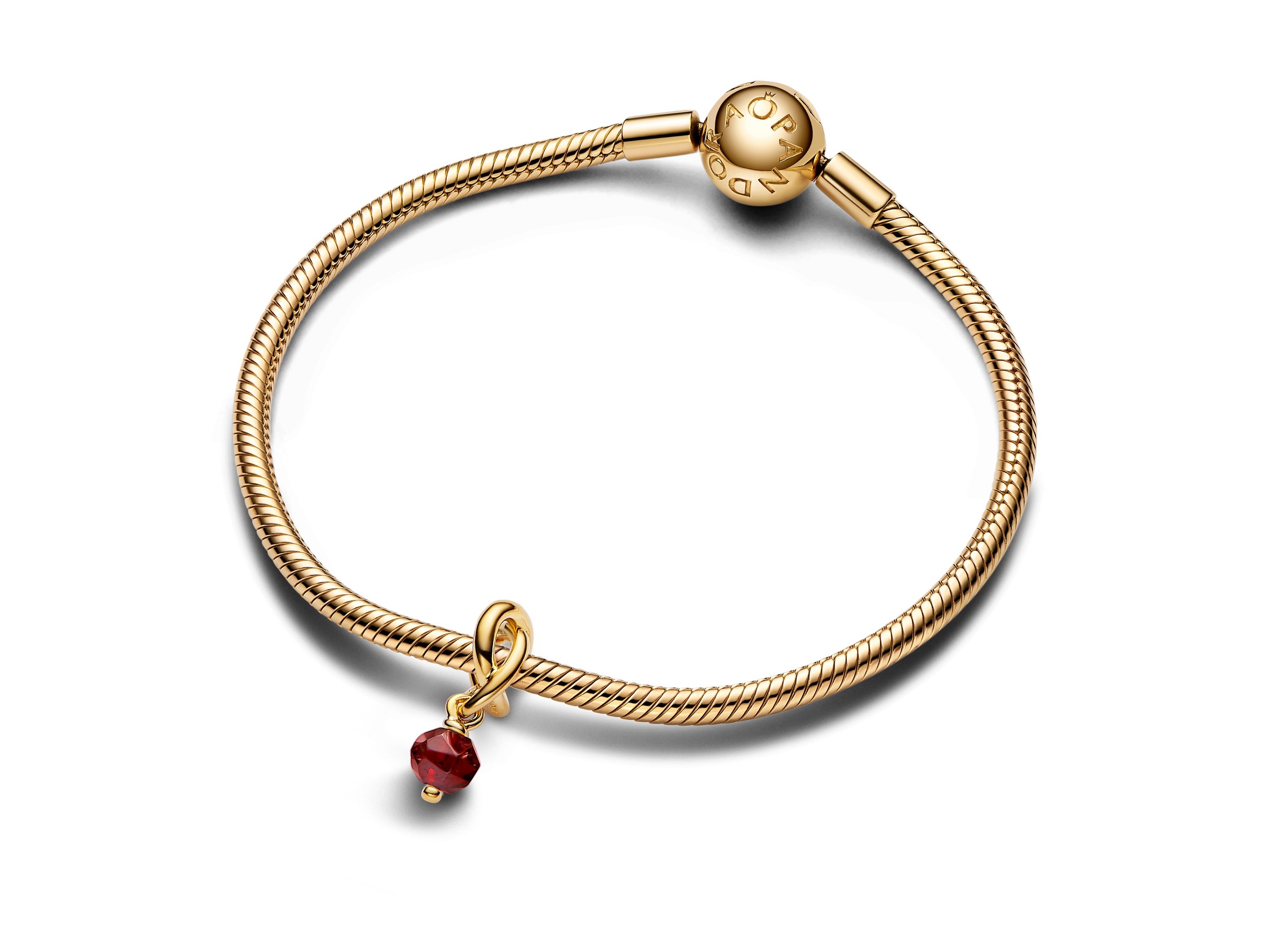 Ein elegantes Armband von Pandora mit einer vergoldeten Kette und einem roten Kristallanhänger, ideal für stilvolle Akzente im Schmuckdesign.