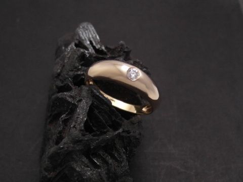 Gold Ring traumhaft Gold 333 Zirkonia Gr. 60 von Hersteller Juwelier Harnisch zeigt einen eleganten, glänzenden Ring mit einem funkelnden Zirkonia-Steinen.
