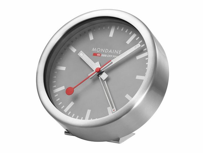 Mondaine Tischuhr mit Wecker in modernem Design, 12,5 cm Durchmesser, graues Ziffernblatt mit roten Akzenten, hergestellt von Mondaine, ideal für Tischuhren und Taschenuhren.