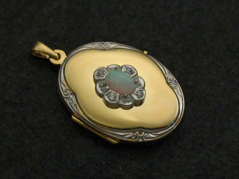 Medaillon aus Gold 585 bicolor mit einem opal syn. weiß Cabochon und funkelnden Diamanten, elegant umrahmt, Hersteller Juwelier Harnisch, feine Verarbeitung und klassisches Design.