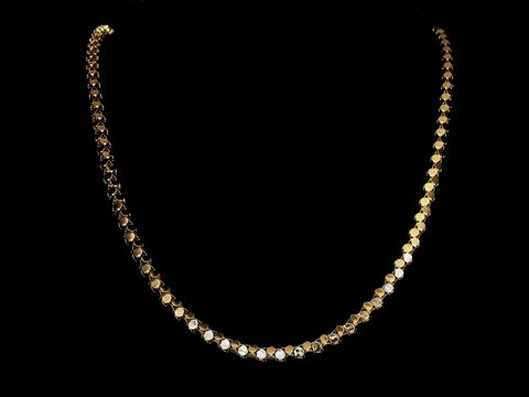 Lange Kette XXL vergoldet im Plättchen Kettendesign mit den Maßen 4,1 x 4,1 mm und einer Länge von 89 cm von Juwelier Harnisch, ideal für elegante Outfits.