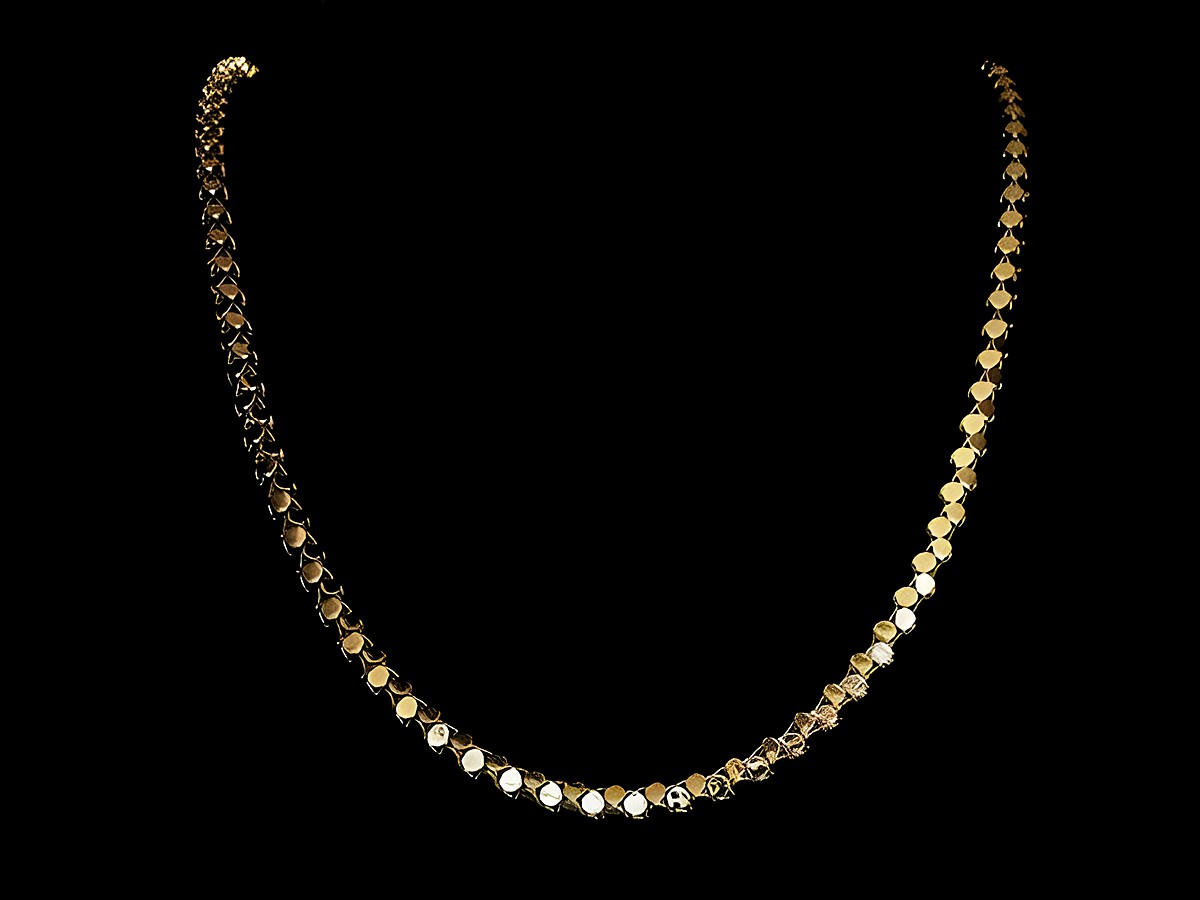 Lange Kette XXL vergoldet im Plättchen Kettendesign mit den Maßen 4,1 x 4,1 mm und einer Länge von 89 cm von Juwelier Harnisch, ideal für elegante Outfits.
