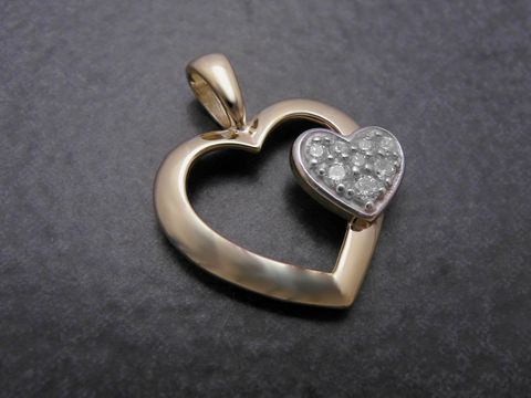 Gold Anhänger in Herzform mit einem kleinen herzförmigen Element, besetzt mit funkelnden Steinchen, bicolor Design, Hersteller Juwelier Harnisch, für besonderen Schmuck.
