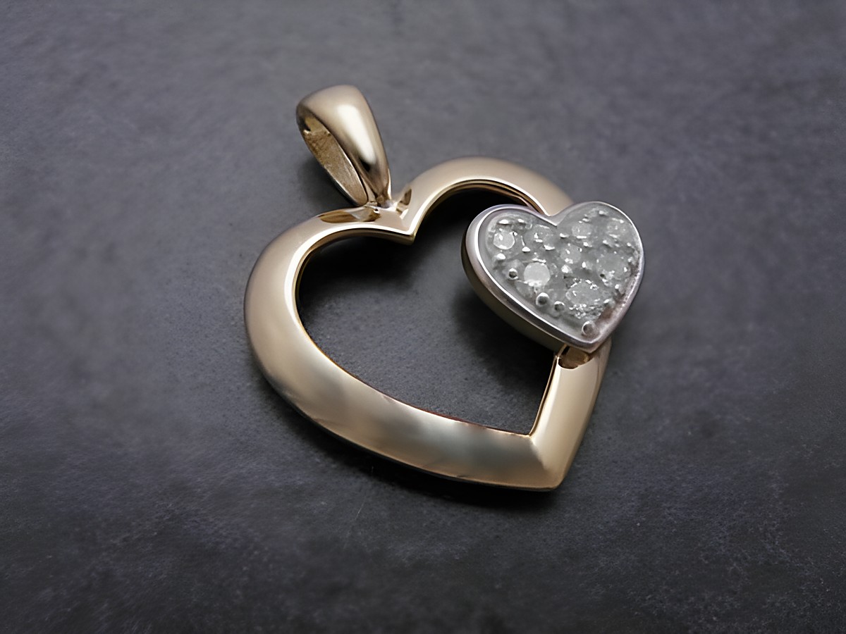 Gold Anhänger in Herzform mit einem kleinen herzförmigen Element, besetzt mit funkelnden Steinchen, bicolor Design, Hersteller Juwelier Harnisch, für besonderen Schmuck.