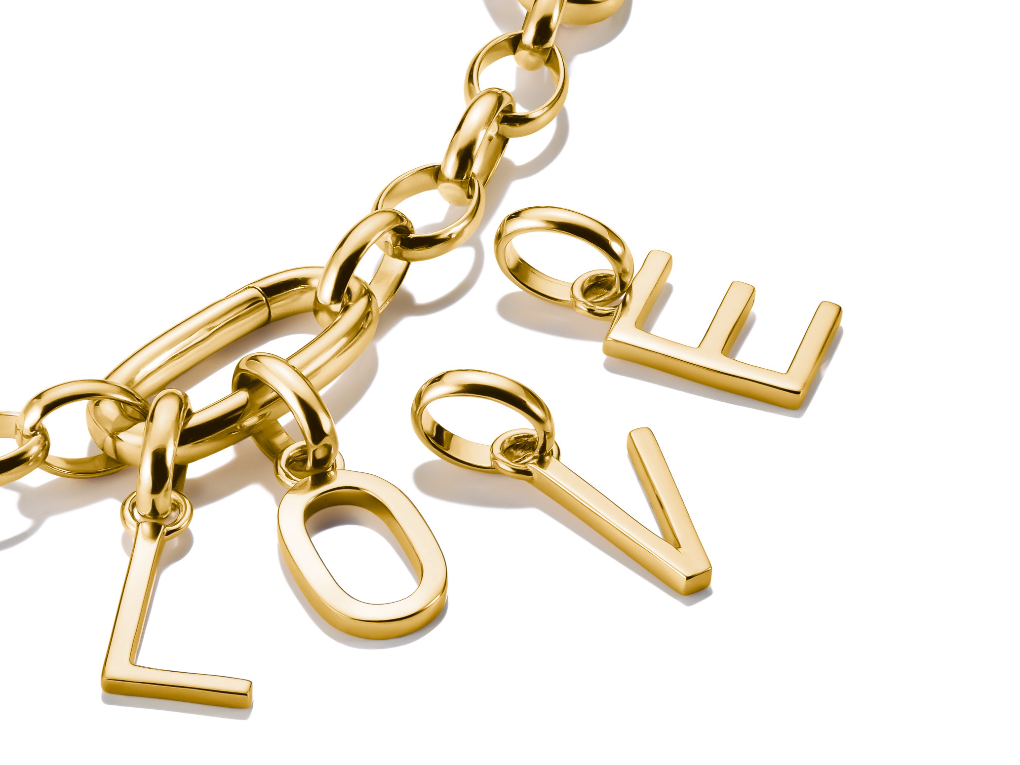 Charm Anhänger mit dem Buchstaben A aus Silber und vergoldetem Metall, Teil des Thomas Sabo Charm Club CONNECT, stilvoll und modern gestaltet, perfekt für persönliche Akzente.