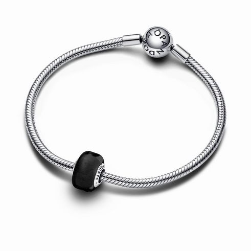 Schwarzes Murano-Glas Mini-Charm von Pandora, gefertigt aus Sterling Silber. Der Charm ist rund und verleiht dem Armband eine elegante Note. Einfaches und stilvolles Design.