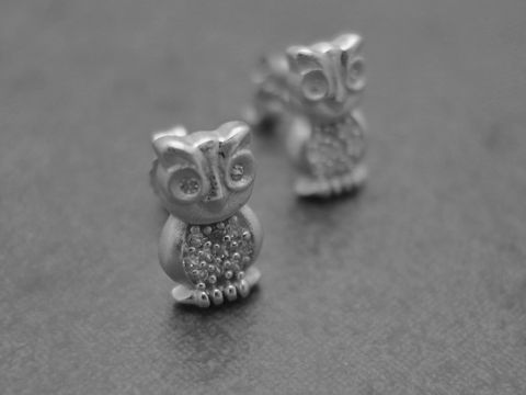 Eule Ohrring aus Sterling Silber rhodiniert mit Zirkonia, tierisch und weiß, von Juwelier Harnisch, ideal für tierliebende Menschen und elegante Akzente.