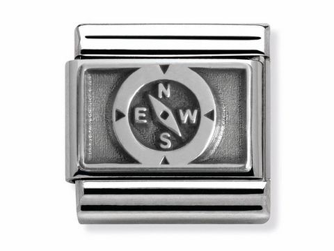Silbernes Kompass-Plättchen von Nomination Classic - Silvershine, zeigt die Himmelsrichtungen N, E, S, W auf verziertem Hintergrund, ideal für Schmuckliebhaber und als modisches Accessoire.