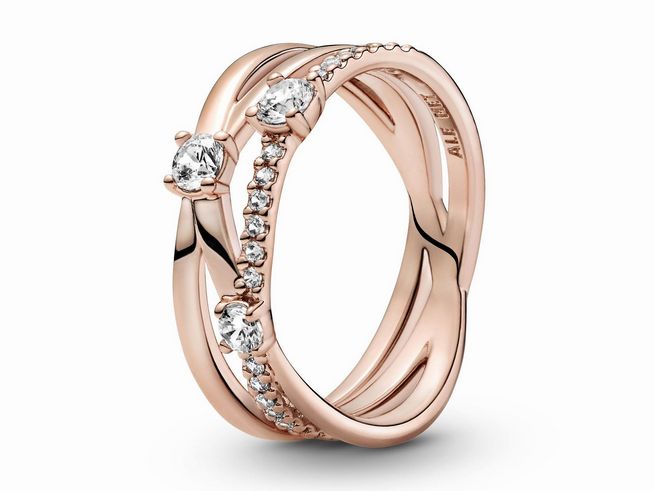 Pandora Rosé 189400C01-58 Funkelnder Triple-Band-Ring aus Roségold mit Zirkonia in Größe 58. Der Ring zeigt elegantes Design mit drei funkelnden Steinen und doppelt geschwungenem Band.