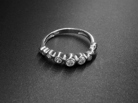 Silber Ring in Wellenform, rhodiniert und funkelnd mit Zirkonia-Besatz in Größe 52 aus 925 Silber, Hersteller Juwelier Harnisch, bis Größe 52, elegant und stilvoll.