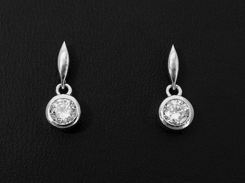 Silber Ohrringe in Kreisform mit funkelndem Zirkonia, rhodiniert, als Ohrhänger gestaltet, Hersteller Juwelier Harnisch, elegant mit Stein.