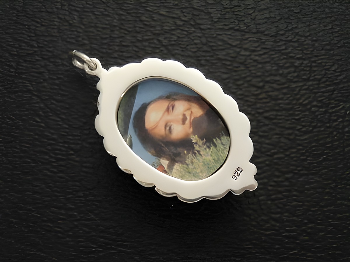 Cabochon Zitronenchrysopras Silber Medaillon Anhänger von Juwelier Harnisch mit einem ovalen Design und einem Bild im Inneren, glänzende Oberfläche und filigrane Details. – Ansicht 2