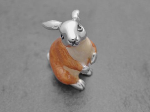 Hase aus Echtsilber stehend, mit einer hellbraun-braunen Emaille-Oberfläche, ca. 30 mm hoch, hergestellt von Juwelier Harnisch.