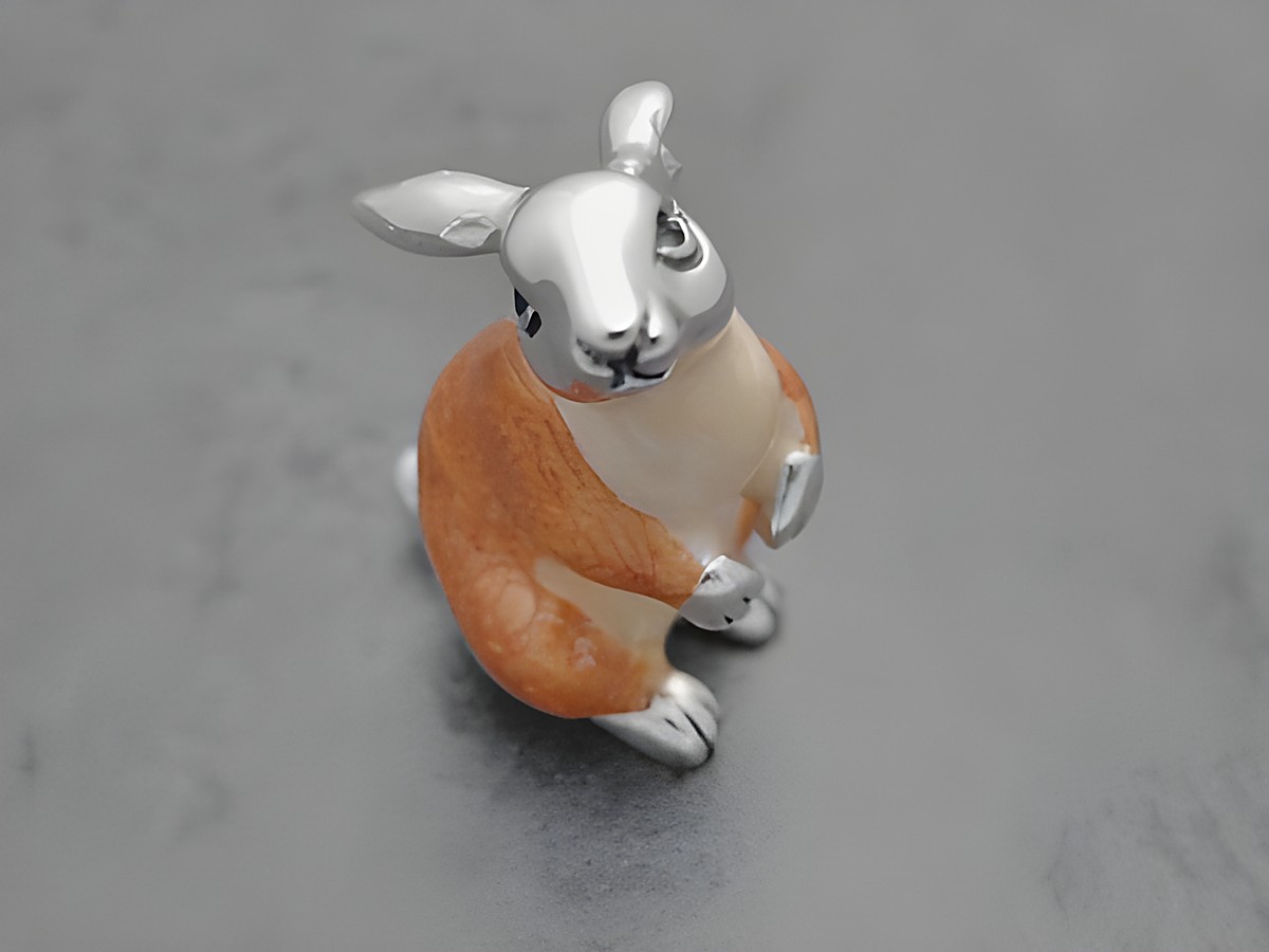 Hase aus Echtsilber stehend, mit einer hellbraun-braunen Emaille-Oberfläche, ca. 30 mm hoch, hergestellt von Juwelier Harnisch.