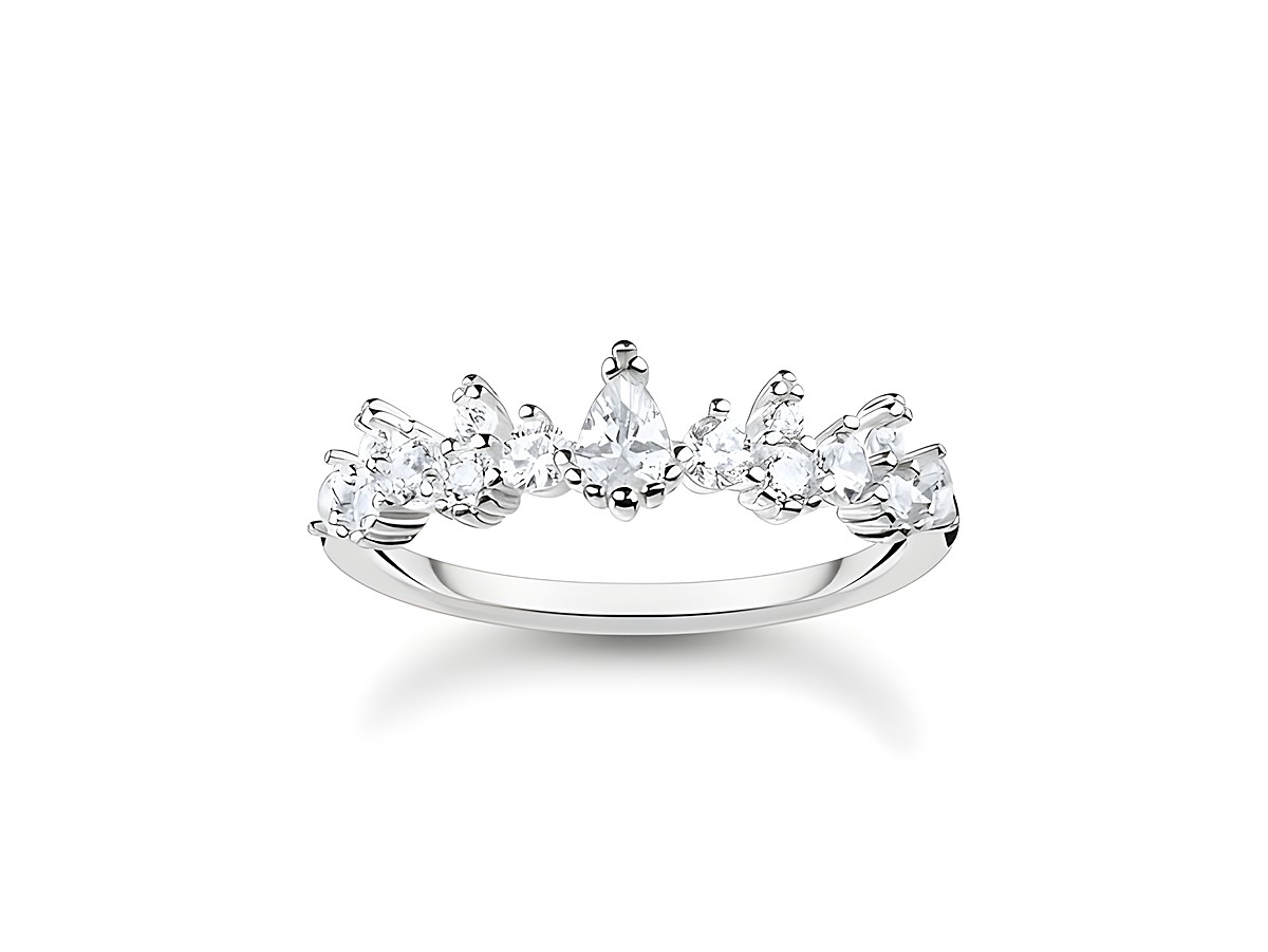 Ein eleganter Ring aus Sterling Silber mit Zirkonia in glänzender Ausführung. Der Ring zeigt eine detaillierte Anordnung von schimmernden Steinen, ideal für besondere Anlässe. Größe 48.