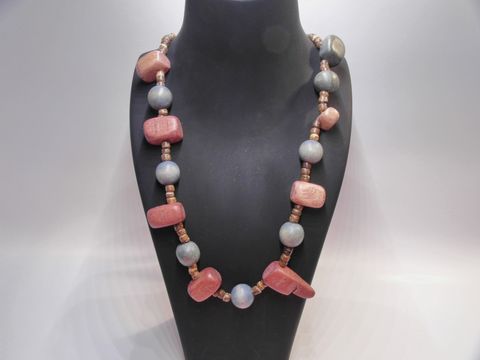 Bunte Holzkette mit Kugeln und Quader aus Holz, 20 mm, 100 cm lang, hergestellt von Juwelier Harnisch, idealer Schmuck für jeden Anlass.