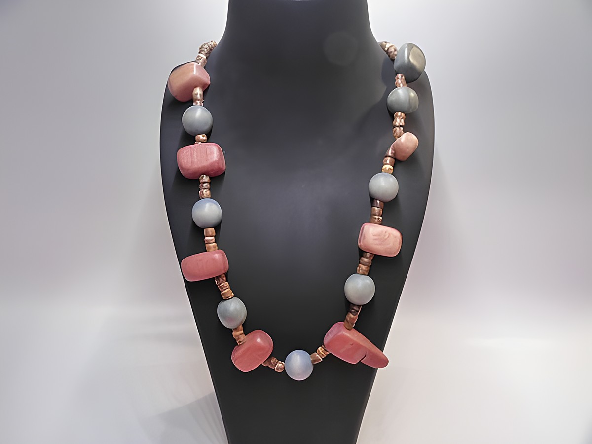 Bunte Holzkette mit Kugeln und Quader aus Holz, 20 mm, 100 cm lang, hergestellt von Juwelier Harnisch, idealer Schmuck für jeden Anlass.