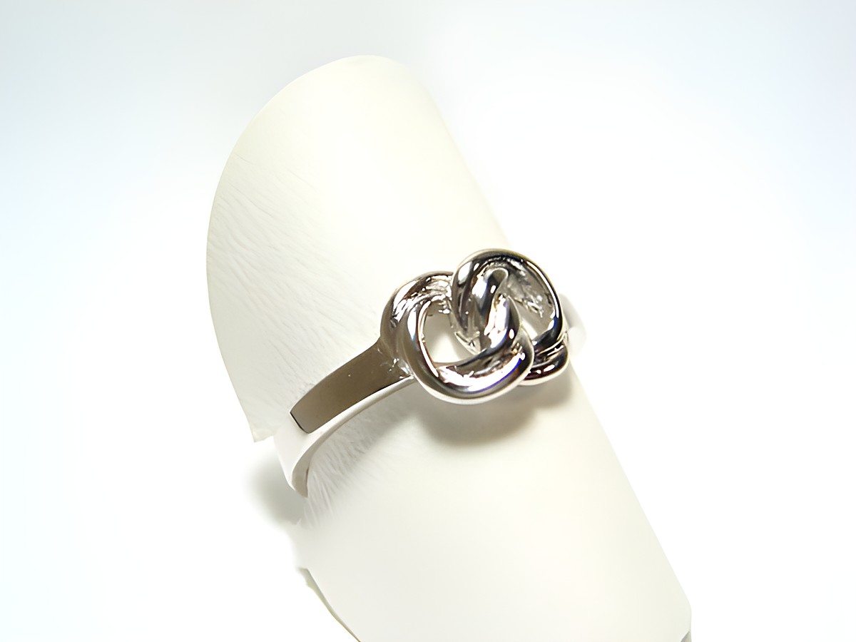Silber Ring rhodiniert, verschlungen, Größe verstellbar, Hersteller Juwelier Harnisch, ohne Stein, elegant und zeitlos gestaltet, ideal für jeden Anlass.