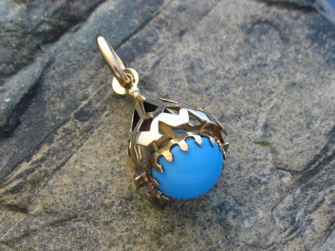 Gold Anhänger im Design Kegel mit synthetischem Türkis, Gold 333, gefertigt von Juwelier Harnisch, ideal als einzigartiger Schmuckstück für besondere Anlässe.