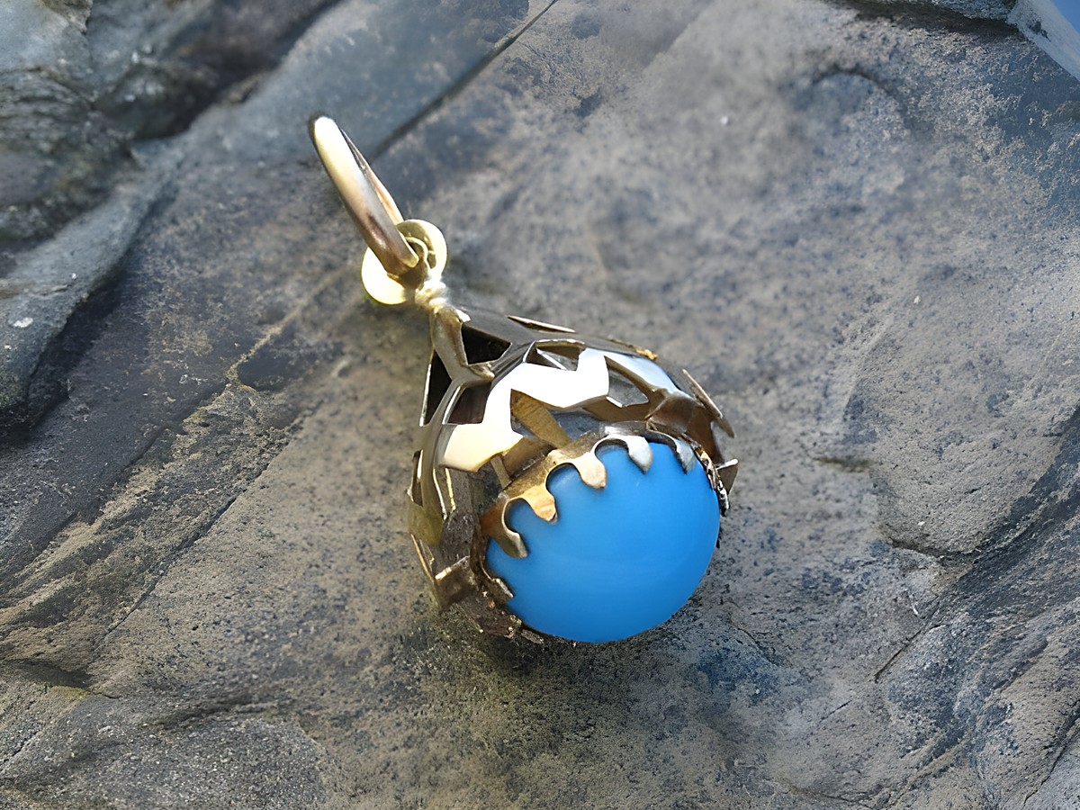 Gold Anhänger im Design Kegel mit synthetischem Türkis, Gold 333, gefertigt von Juwelier Harnisch, ideal als einzigartiger Schmuckstück für besondere Anlässe.