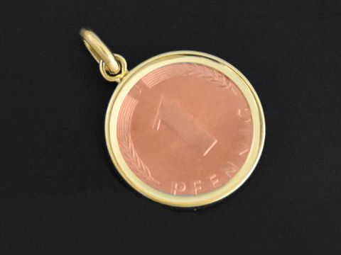 Glückspfennig Gold Anhänger rund aus Gold 585 vom Hersteller Juwelier Harnisch, zeigt eine Münze mit der Prägung Eins Pfennig in der Mitte, edles Design für Schmuckliebhaber.