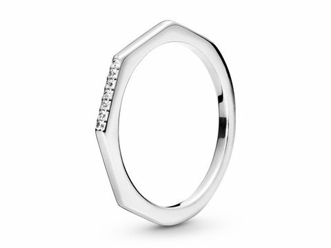 Sterling Silber Ring von Pandora in Größe 48 mit Zirkonia, elegant und modern gestaltet mit einer schmalen Form und funkelnden Details auf der Oberseite.
