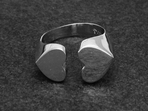 Silberring in Form von zwei Herzen, leicht verstellbar, rhodiniert, ohne Stein, Hersteller Juwelier Harnisch.
