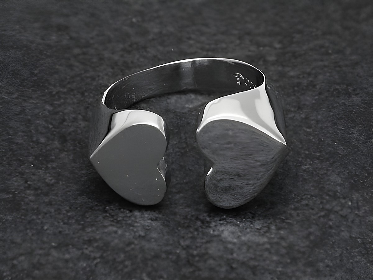 Silberring in Form von zwei Herzen, leicht verstellbar, rhodiniert, ohne Stein, Hersteller Juwelier Harnisch.