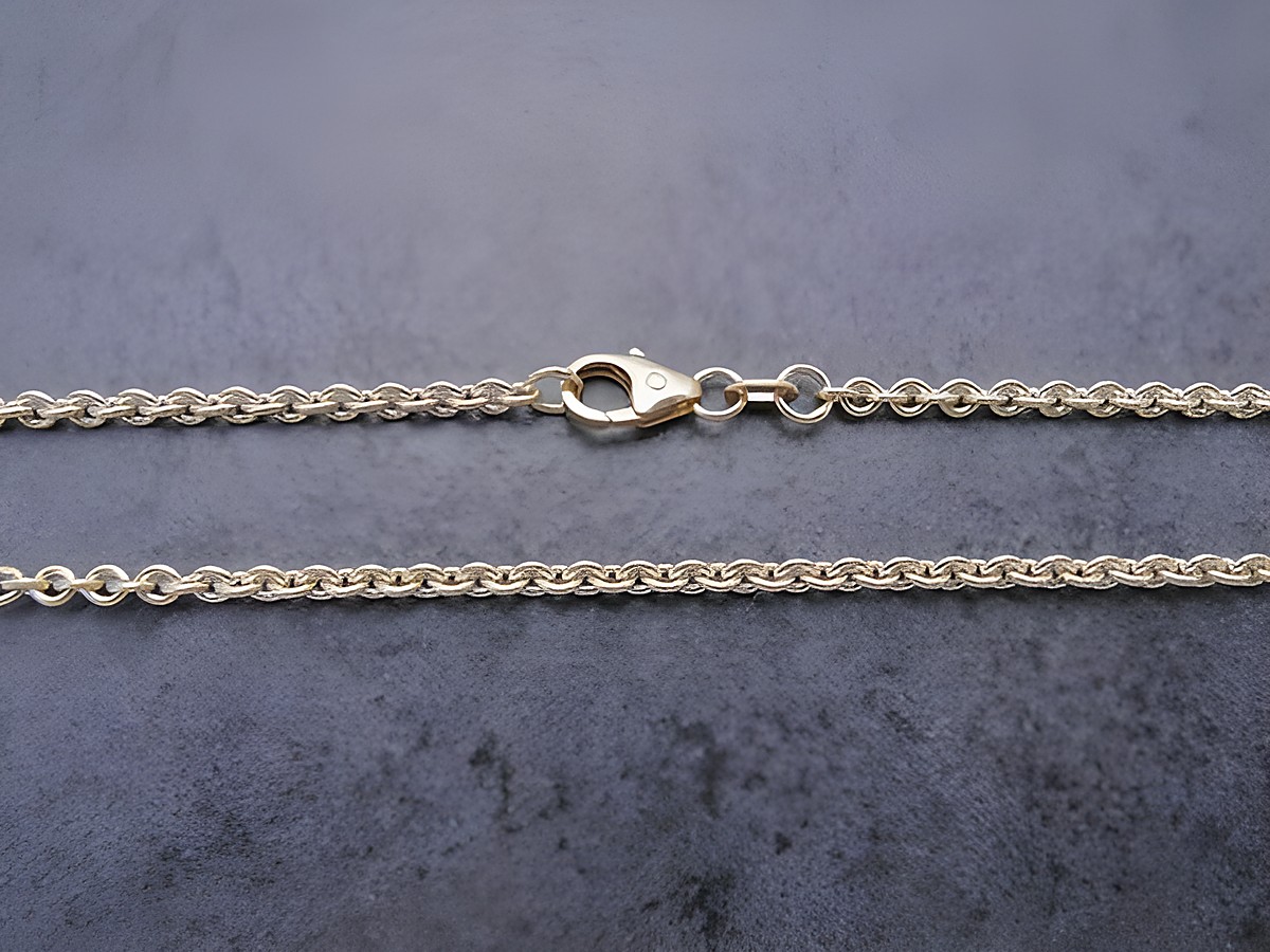Kette aus Gold, 50 cm lang, mit einer Stärke von 2,3 x 2,3 mm. Hersteller: Juwelier Harnisch, Modell Anker. Ideal für jeden Schmuckliebhaber.