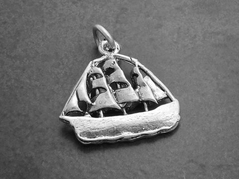 Segelschiff Sterling Silber Anhänger 3 Master von Juwelier Harnisch, detailreich mit mehreren Segeln gestaltet, ideal für maritime und seefahrtsbegeisterte Schmuckliebhaber.
