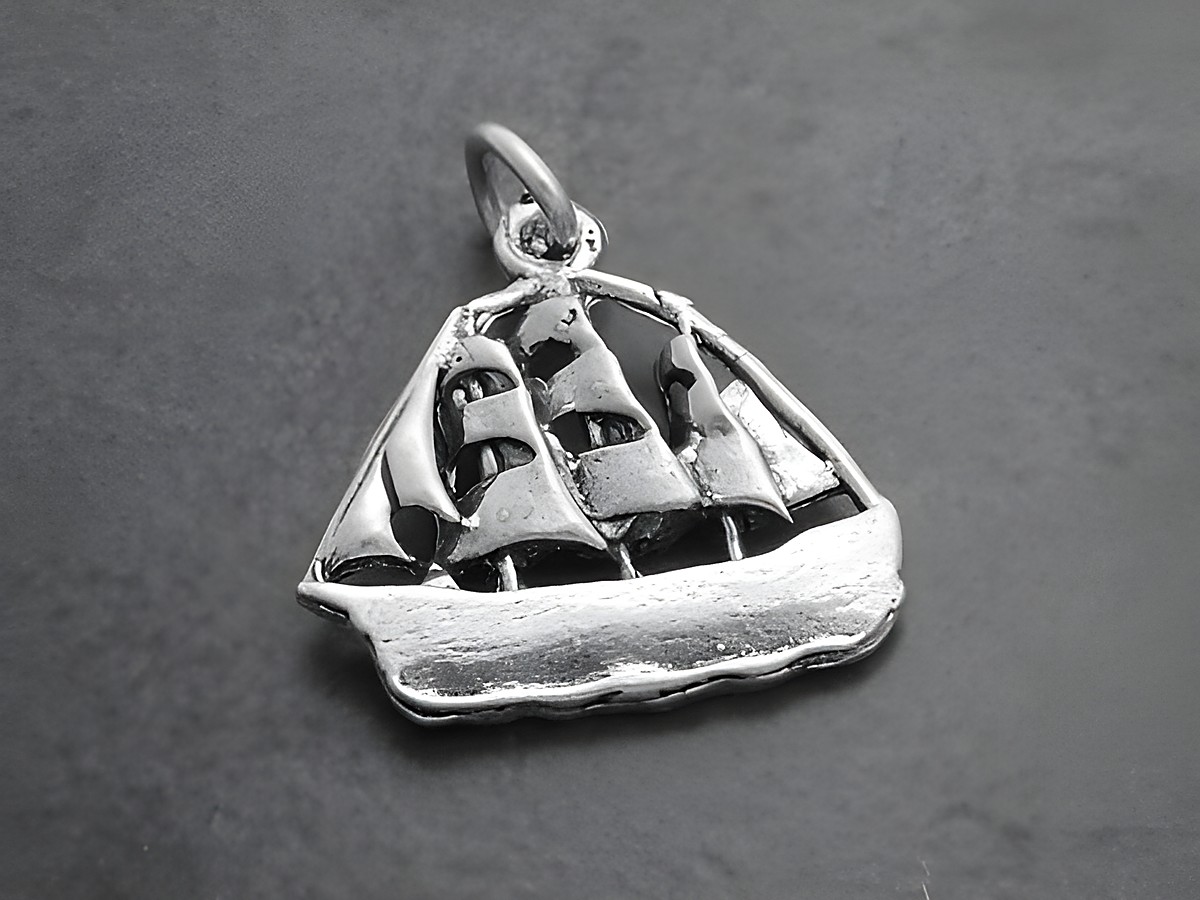 Segelschiff Sterling Silber Anhänger 3 Master von Juwelier Harnisch, detailreich mit mehreren Segeln gestaltet, ideal für maritime und seefahrtsbegeisterte Schmuckliebhaber.