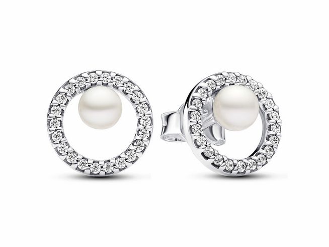 Zwei runde Ohrringe aus Silber mit einer Zuchtperle in der Mitte, umgeben von einem Strahlenkranz aus funkelnden weißen Steinen, Hersteller Pandora, Modell 293154C01.