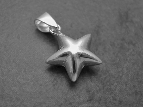 Anhänger Stern aus Silber, plastisch gestaltet, Hersteller Juwelier Harnisch, inspiriert von Sonne, Mond und Sterne. Elegantes Schmuckstück für besondere Anlässe.