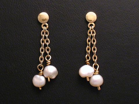Ohrringe aus Zuchtperle und Gold Ohrstecker, Hersteller Juwelier Harnisch, elegante hängende Designs mit drei weißen Perlen, ideal für festliche Anlässe.
