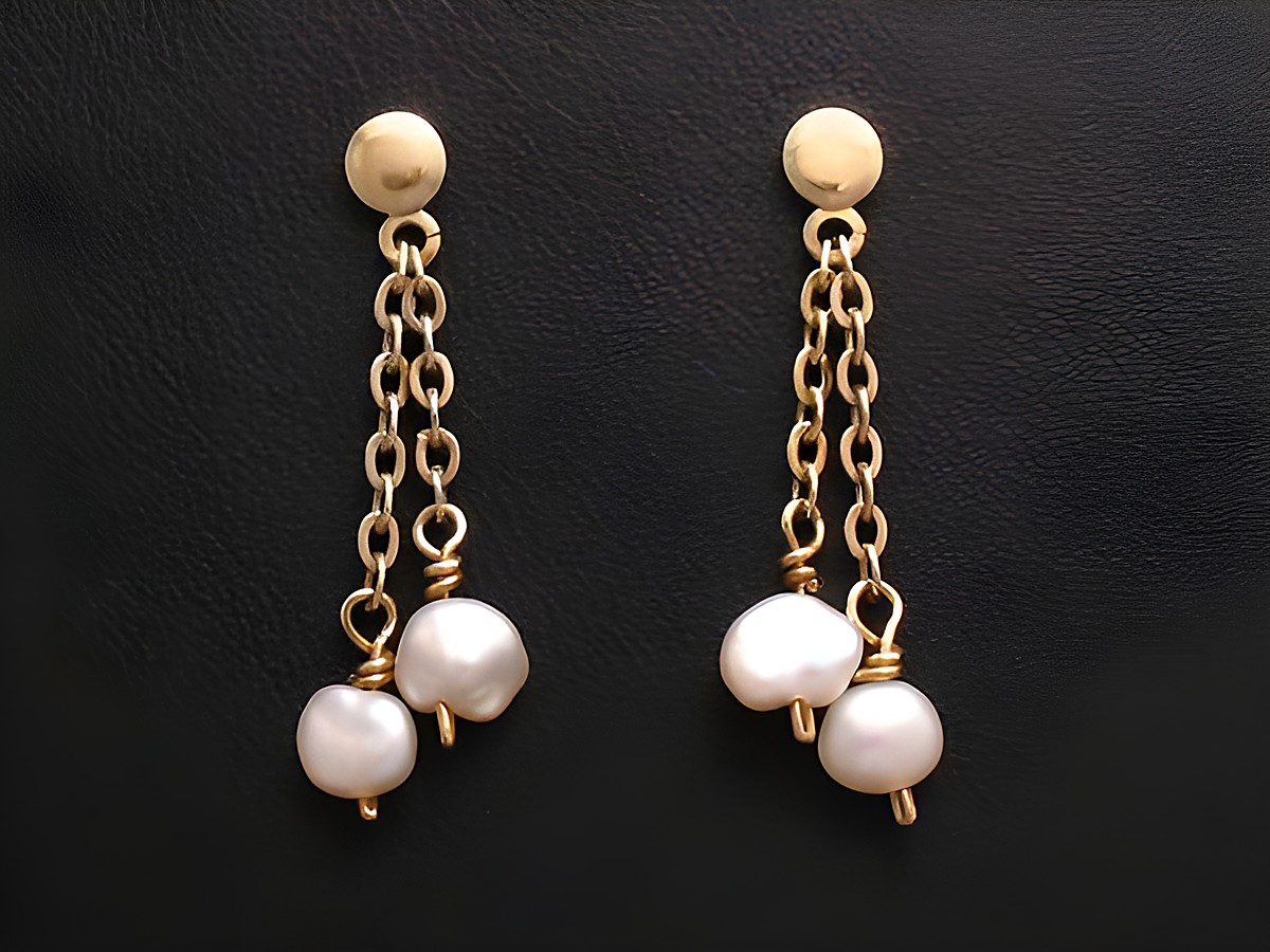 Ohrringe aus Zuchtperle und Gold Ohrstecker, Hersteller Juwelier Harnisch, elegante hängende Designs mit drei weißen Perlen, ideal für festliche Anlässe.