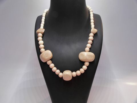 Holzkette Multiform 29 mm naturbraun 60 cm Holz Schmuck von Juwelier Harnisch, zeigt eine ansprechende Kombination aus runden und ovalen Holzperlen in verschiedenen Farben.