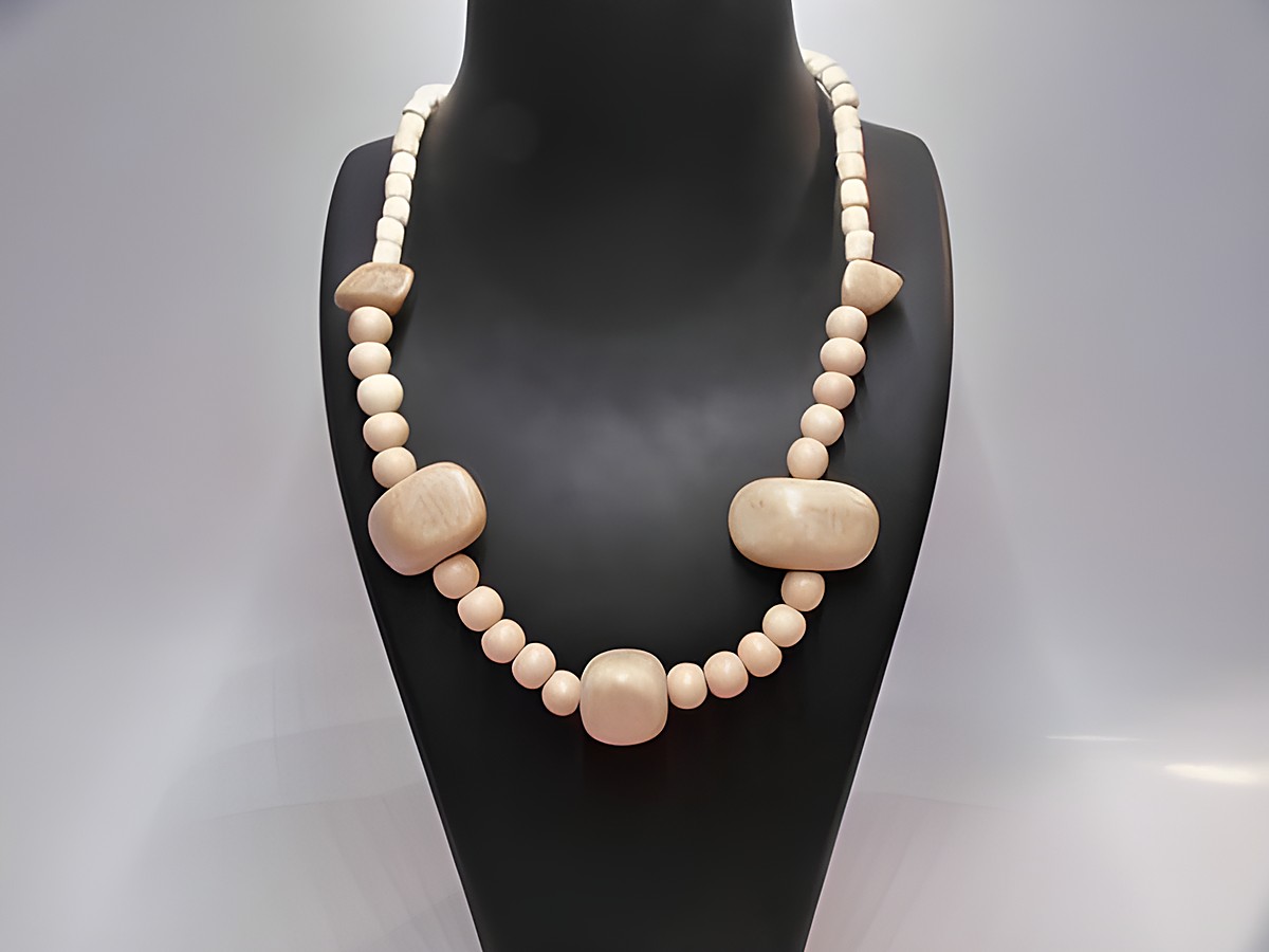 Holzkette Multiform 29 mm naturbraun 60 cm Holz Schmuck von Juwelier Harnisch, zeigt eine ansprechende Kombination aus runden und ovalen Holzperlen in verschiedenen Farben.