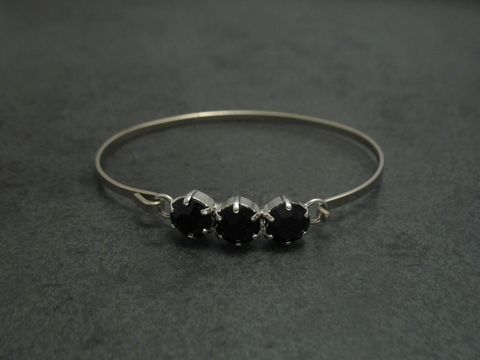 Strass Armreifen in schwarz mit drei schwarzen Steinen, silberfarbener Rahmen, 18 cm, feminin, von Juwelier Harnisch, ideal für elegante Anlässe.