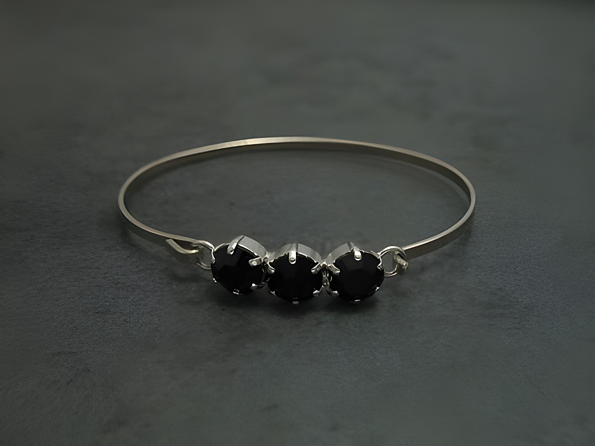 Strass Armreifen in schwarz mit drei schwarzen Steinen, silberfarbener Rahmen, 18 cm, feminin, von Juwelier Harnisch, ideal für elegante Anlässe.