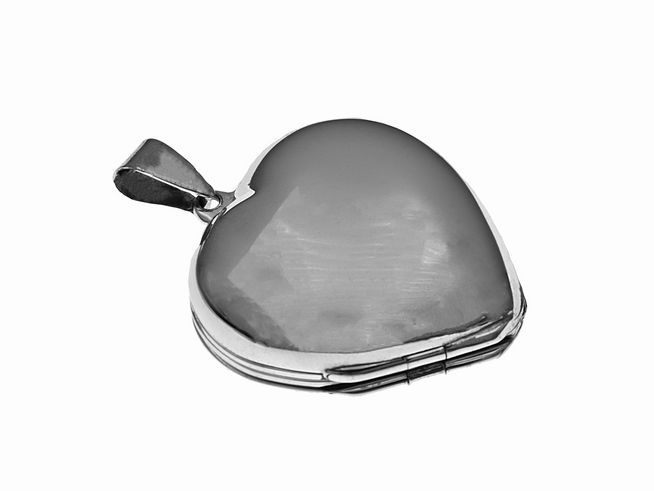 Herz Medaillon für 4 Fotos aus mattiertem Sterling Silber, hergestellt von Juwelier Harnisch, elegantes Design mit abgerundeten Kanten und praktischem Verschluss.