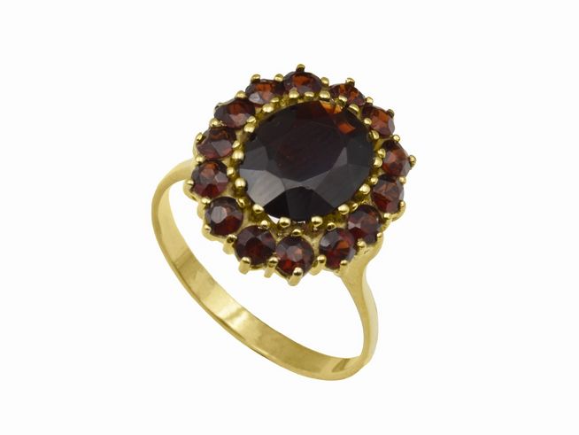 Gelbgold Ring bezaubernd Gelbgold 333 mit Granat in Größe 56 vom Hersteller Juwelier Harnisch bis Größe 56/18, kreisförmiges Design mit zahlreichen Steinen um den zentralen Granat.