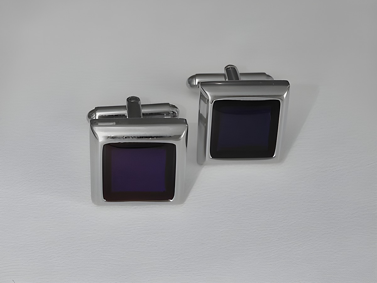 Manschettenknöpfe in silberfarben mit lila schimmernder Einlage, Hersteller Juwelier Harnisch, zeitloses Design für elegante Anlässe.