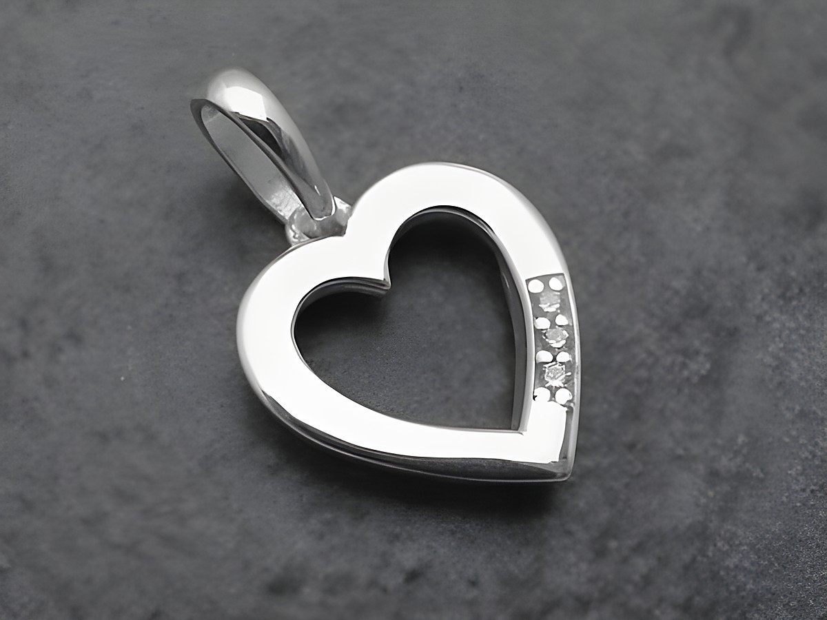 Anhänger Herz aus Sterling Silber mit Zirkonia in Weiß, romantisches Design, perfekt für jeden Anlass, hergestellt von Juwelier Harnisch, Perlen & Steine.