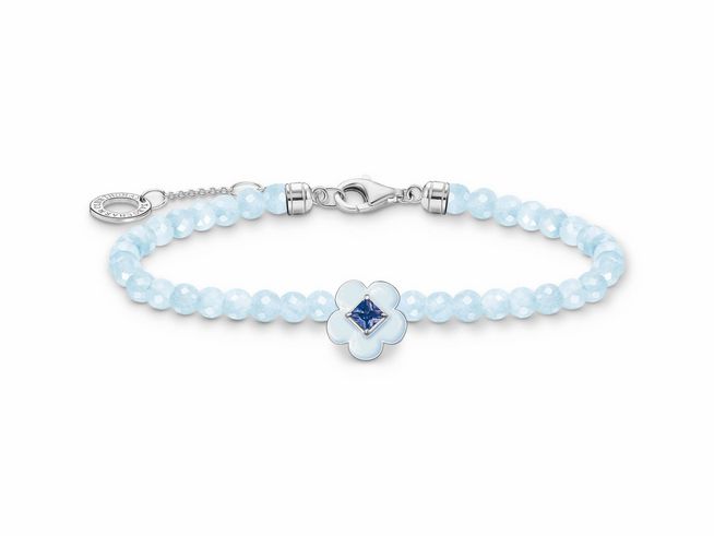 Silbernes Armband von Thomas Sabo mit blauen Emaille-Details und Glas-Keramik Stein in Blumenform, elastische Perlen aus hellem Blau, verstellbare Länge von 16 bis 19 cm.